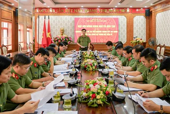 Thiếu tướng PGS, TS Trịnh Ngọc Quyên, Giám đốc Học viện An ninh nhân dân chủ trì họp Hội đồng Khoa học và Ðào tạo thông qua các Ðề án mở mã ngành đào tạo mới trình độ tiến sĩ.