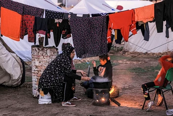 Người dân sống trong lều tạm tại miền nam Dải Gaza.