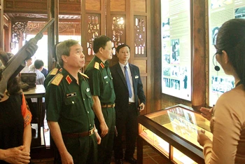 Bảo tàng Ðại tướng Nguyễn Chí Thanh trưng bày gần 400 tài liệu, hiện vật, hình ảnh về cuộc đời và sự nghiệp hoạt động cách mạng của Ðại tướng. (Ảnh CÔNG HẬU)