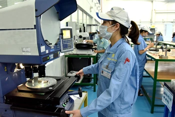 Công nhân làm việc trong xưởng sản xuất linh kiện cơ khí, Khu công nghiệp VSIP Bắc Ninh. (Ảnh NGUYỄN ÐĂNG)