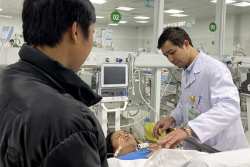 Cấp cứu cho người bệnh tại Bệnh viện Hữu nghị Việt Ðức.