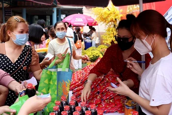 Chương trình “Phiên chợ 0 đồng” trở thành hoạt động hằng năm mỗi dịp Xuân về tại Bệnh viện Nhi đồng 1, Thành phố Hồ Chí Minh. (Ảnh YẾN NGỌC)