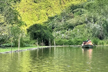 Du khách tham quan Khu du lịch sinh thái Thung Nham, tỉnh Ninh Bình.