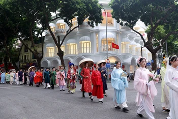 Nhiều bạn trẻ diễu hành trong trang phục cổ tại Lễ hội Áo dài Du lịch Hà Nội năm 2023.