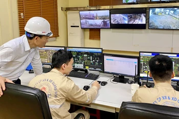 Giám sát các thông số quan trắc môi trường tại Phòng vận hành trung tâm của Nhà máy Xi-măng Lam Thạch 2, tỉnh Quảng Ninh. (Ảnh HOÀNG NGA)