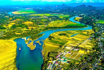 Sông Lam (sông Cả) bắt nguồn từ Lào, chảy qua hai tỉnh Nghệ An và Hà Tĩnh rồi đổ ra Biển Ðông. (Ảnh Quang Dũng)