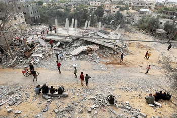 Ngôi nhà bị phá hủy trong cuộc không kích ở Khan Younis, miền nam Gaza. (Ảnh REUTERS)