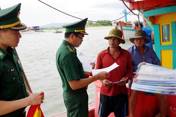 Bộ đội Biên phòng tỉnh Bà Rịa-Vũng Tàu tuyên truyền cho ngư dân về chống khai thác hải sản bất hợp pháp, không khai báo và không theo quy định. (Ảnh VŨ TÂN)