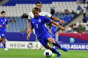 Pha tranh bóng giữa cầu thủ U23 Thái Lan (áo xanh) và U23 Iraq.