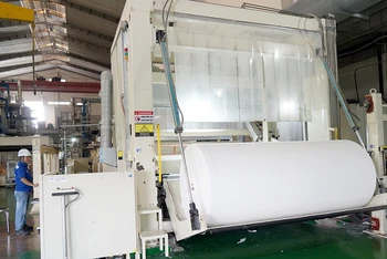 Công ty TNHH Giấy Xuân Mai, Khu công nghiệp Hiệp Phước ứng dụng máy móc hiện đại giúp sản xuất sạch hơn, giảm phát thải ra môi trường. (Ảnh THẾ ANH)