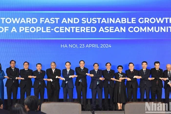 Thủ tướng Phạm Minh Chính và Thủ tướng Lào Sonexay Siphandone cùng các đại biểu tham dự Diễn đàn Tương lai ASEAN.