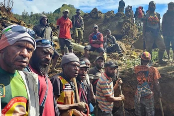 Tìm kiếm nạn nhân vụ lở đất ở Papua New Guinea. (Ảnh REUTERS)