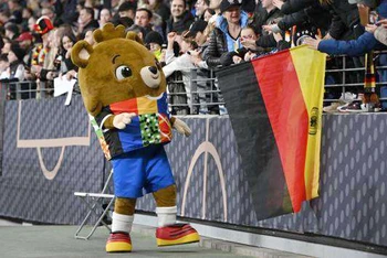 Linh vật EURO 2024-gấu bông Albart với các cổ động viên Đức.