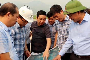 Ðồng chí Lê Thành Ðô (đầu tiên bên phải), Chủ tịch Ủy ban nhân dân tỉnh Ðiện Biên kiểm tra thực địa và yêu cầu đẩy nhanh tiến độ thi công dự án đường giao thông kết nối các khu vực kinh tế trọng điểm.