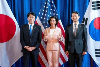 Các bộ trưởng của Mỹ, Nhật Bản và Hàn Quốc họp về hợp tác an ninh, kinh tế. (Ảnh REUTERS)