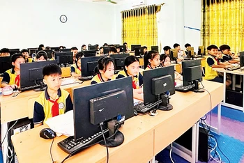 Học sinh Trường tiểu học Dũng Liệt (huyện Yên Phong, Bắc Ninh) trong giờ Tin học.