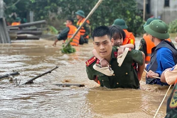 Công an tỉnh Lạng Sơn hỗ trợ người dân di chuyển đến nơi an toàn. (Ảnh CÔNG AN LẠNG SƠN)