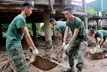 Cán bộ, chiến sĩ Trung đoàn 82, Sư đoàn 355 (Quân khu 2) giúp nhân dân xã Mường Pồn, huyện Ðiện Biên, tỉnh Ðiện Biên khắc phục hậu quả thiên tai, tháng 8/2024. (Ảnh HỒNG SÁNG)