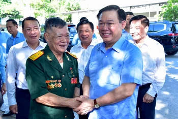 Chủ tịch Quốc hội Vương Đình Huệ thăm Anh hùng lực lượng vũ trang Đoàn Minh Nguyệt. (Ảnh: Đăng Anh)
