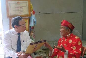Đồng chí Nguyễn Văn Nên (bên trái) thăm hỏi, chúc thọ Nhà nghiên cứu văn hóa Nguyễn Đình Tư.
