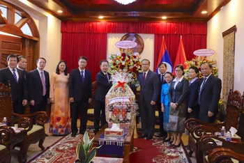Bí thư Thành ủy Đà Nẵng trao lẵng hoa chúc mừng Tổng Lãnh sự Cộng hòa dân chủ nhân dân Lào tại Đà Nẵng