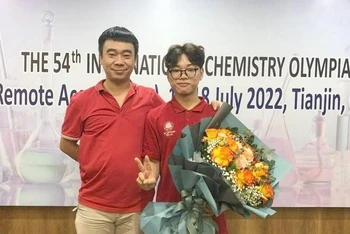 Phan Xuân Hành, học sinh lớp 12 Hóa, Trường trung học phổ thông chuyên Hà Tĩnh (bên phải ) cùng thầy giáo chủ nhiệm.