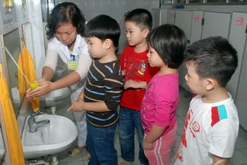 Hướng dẫn trẻ rửa tay sạch tại trường mầm non (Ảnh minh hoạ: DUY LINH)