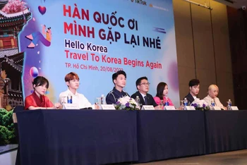 Đại diện Tổng cục Du lịch Hàn Quốc tại Việt Nam và các Tiktoker trả lời câu hỏi tại buổi họp báo chiều 20/8.