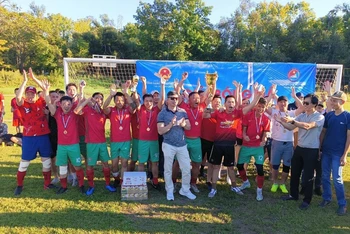 Đội Trung tâm thương mại Beriozka giành cúp vô địch.