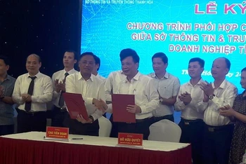 Đại diện Sở Thông tin và Truyền thông và Hiệp Hội Doanh nghiệp tỉnh Thanh Hóa ký kết chương trình phối hợp công tác.