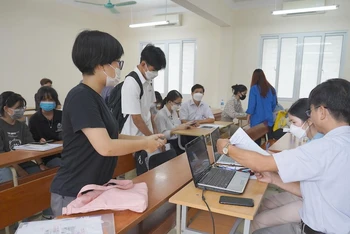 Đón tiếp tân sinh viên làm thủ tục nhập học tại Trường đại học Khoa học Tự nhiên, Đại học Quốc gia Hà Nội. (Ảnh: HUS)