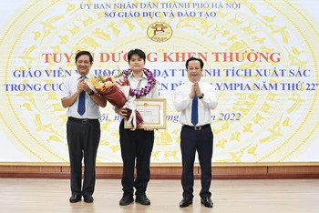 Lãnh đạo Sở Giáo dục và Đào tạo Hà Nội trao Bằng khen của Chủ tịch UBND thành phố cho học sinh Vũ Nguyên Sơn.