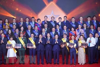 Thủ tướng Phạm Minh Chính với các doanh nhân tiêu biểu. (Ảnh: Dương Giang/TTXVN)