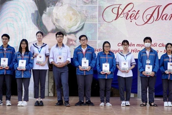 Học sinh giỏi Trường chuyên Lê Hồng Phong nhận phần thưởng ngày 17/10 (Ảnh: NGÔ KHOA HỌC)