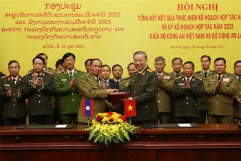 Bộ trưởng Tô Lâm và Phó Thủ tướng, Bộ trưởng Vilay Lakhamphong ký Kế hoạch hợp tác năm 2023 giữa Bộ Công an Việt Nam và Bộ Công an Lào. (Ảnh: Bộ Công an)