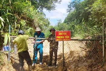 Cơ quan chức năng phong tỏa tuyến đường độc đạo dẫn vào khu vực khai thác vàng trái phép trên lâm phần do Công ty TNHH MTV Lâm nghiệp Quảng Sơn quản lý.
