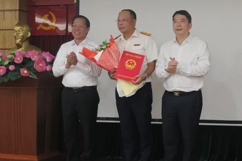 Lãnh đạo Thành phố Hồ Chí Minh và Bộ Tài chính trao Quyết định cho ông Vũ Xuân Bách.