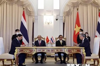 Chủ tịch nước Nguyễn Xuân Phúc và Thủ tướng Vương quốc Thái Lan Prayut Chan-o-cha chứng kiến lễ ký Chương trình hành động triển khai quan hệ đối tác chiến lược tăng cường Việt Nam- Thái Lan. (Ảnh: Thống Nhất/TTXVN)