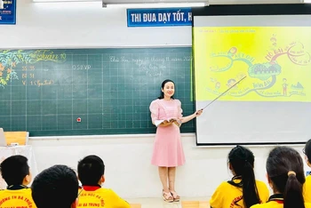Cô giáo Trần Thị Mai Trang trong giờ lên lớp