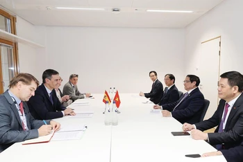 Thủ tướng Phạm Minh Chính có cuộc gặp với Thủ tướng Tây Ban Nha Pedro Sánchez Castejón. (Ảnh: DƯƠNG GIANG/TTXVN)