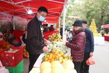 Du khách và người tiêu dùng đến với phiên chợ cam Hưng Yên năm 2022