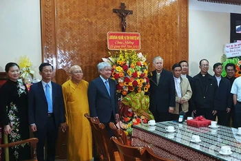 Đoàn công tác của Ủy ban Mặt trận Tổ quốc Việt Nam và lãnh đạo tỉnh Kon Tum thăm, chúc mừng Tòa giám mục Giáo phận Kon Tum nhân dịp Giáng sinh 2022.