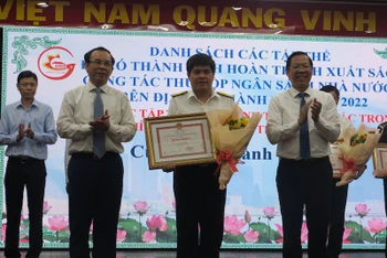 Lãnh đạo Thành phố Hồ Chí Minh trao Bằng khen cho Cục thuế về thành tích trong công tác thu ngân sách nhà nước.
