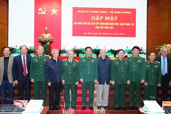 Đại tướng Phan Văn Giang chụp ảnh cùng các đồng chí lãnh đạo, nguyên lãnh đạo Quân ủy Trung ương, Bộ Quốc phòng, Bộ Tổng Tham mưu, Tổng cục Chính trị. (Ảnh: Trọng Đức)