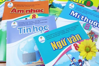 Một số đầu sách giáo khoa lớp 8 trong danh mục được phê duyệt, do Công ty cổ phần đầu tư Xuất bản-Thiết bị giáo dục Việt Nam (VEPIC) biên soạn 