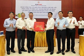 Bộ trưởng Công thương Nguyễn Hồng Diên tặng quà năm mới đến lãnh đạo ngành điện Thành phố Hồ Chí Minh.