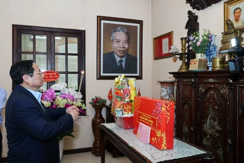 Thủ tướng Phạm Minh Chính dâng hương cố Chủ tịch Hội đồng Bộ trưởng Phạm Hùng.