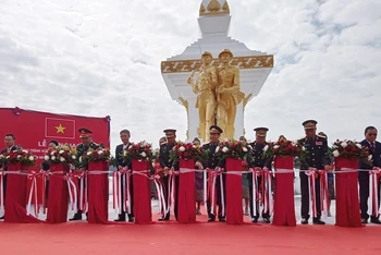 Các đại biểu làm lễ hoàn thành công tác trùng tu công trình Đài tưởng niệm Liên minh chiến đấu Lào-Việt Nam. (Ảnh: Hải Tiến)
