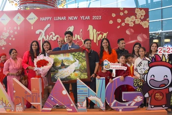 Đại diện Sở Du lịch thành phố Đà Nẵng tặng quà cùng lời chúc phúc cho cặp đôi
