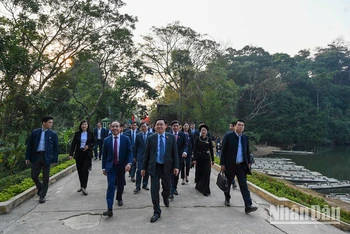 Chủ tịch Quốc hội Vương Đình Huệ và các đại biểu thăm Khu di tích quốc gia đặc biệt Tân Trào, huyện Sơn Dương.